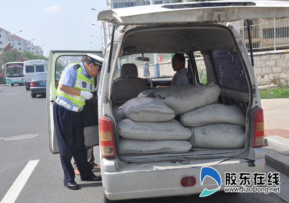 面包车拆掉座位拉水泥 一路尘土飞扬进市区被查