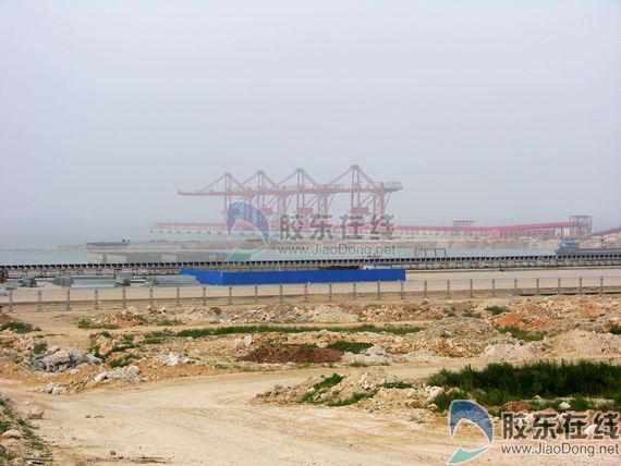 (记者 侯洪斌)13日上午,一艘满载着16万吨矿石的巨轮驶入烟台港西港区