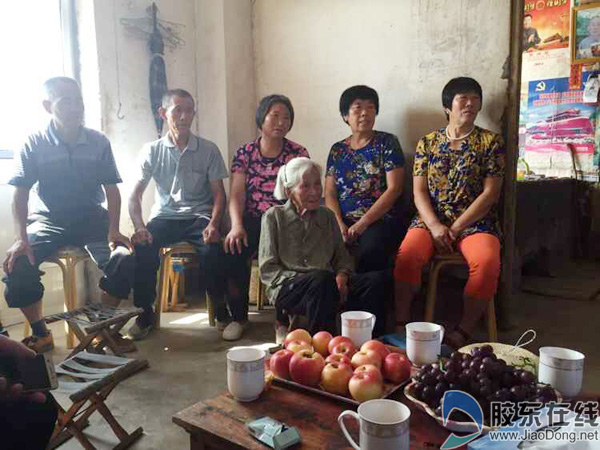 海阳孙纯秀老兵一家人围坐在电视机前,观看直播节目