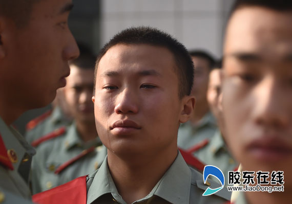 秋季义务兵退伍首实行 烟台边防老兵泪别警营