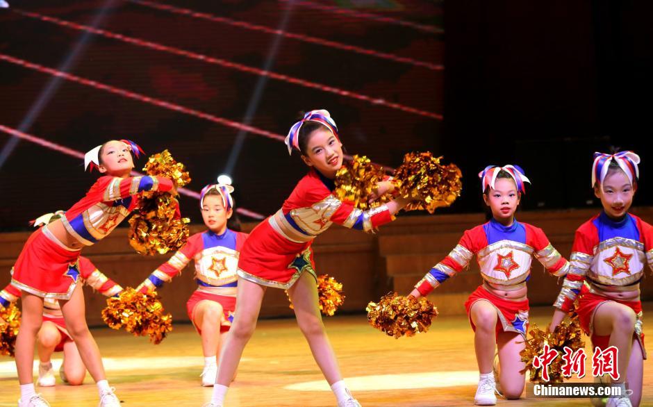 中国校园啦啦操大PK 校园清新小美女活力四