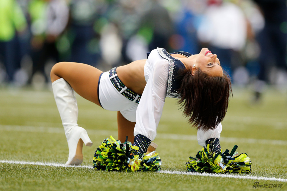 NFL联盟各球队拉拉队展现劲爆舞姿 引人注目