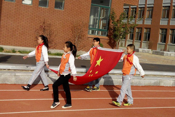 实验小学举行遵守校规校纪主题升旗仪式