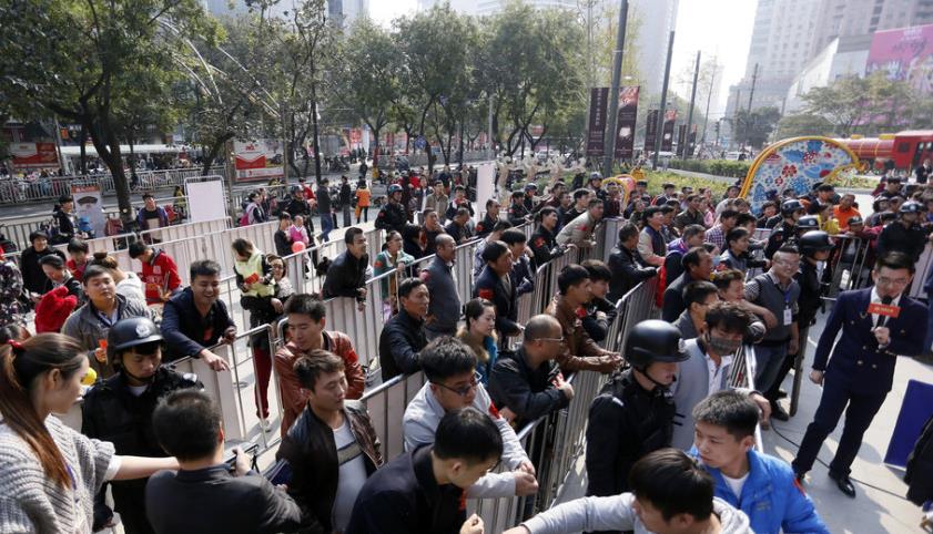 房企摆擂台铁锤砸玻璃赢十万现金_烟台财经网