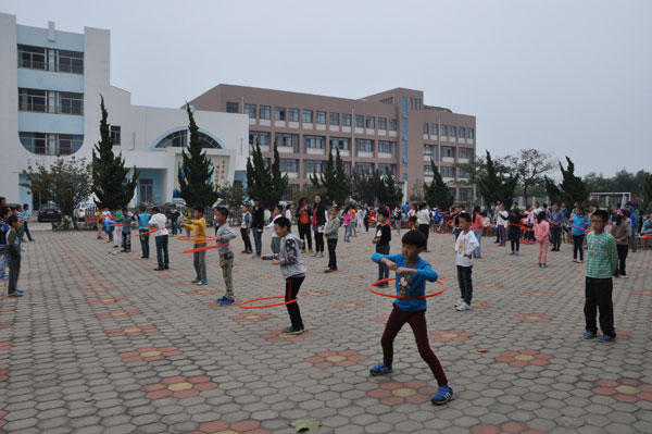 胶东在线网11月6日讯(通讯员夏丹丹)为进一步落实《小学生体质健康标准》,扎实推进阳光体育运动,丰富校园文化生活,助推学校群体活动迈上新台阶,检验学生素质发展状况,10月21日,金东小学举行了趣味运动会暨国家学生体质健康达标运动会。 此次趣味运动会暨国家学生体质健康达标运动会,既是对学生身体素质的一次检阅,也是展现学生精神风貌、提高学生整体素质的一项重要活动,很好地激发了广大学生参加体育锻炼的积极性,促进了学校体育事业的发展,掀起了学校体育锻炼的新高潮。