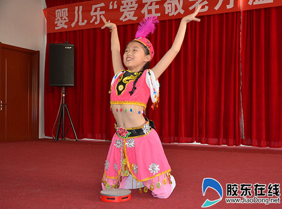 婴儿乐公益之旅走进秀林敬老院 孝心少年团团员表演舞蹈