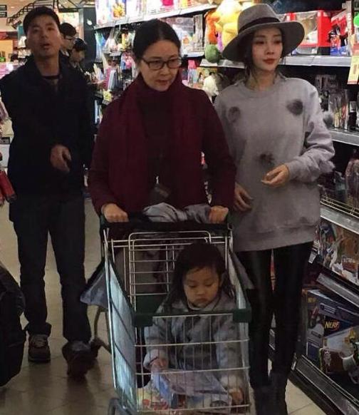 李小璐和妈妈女儿逛超市 甜馨坐推车内显霸气