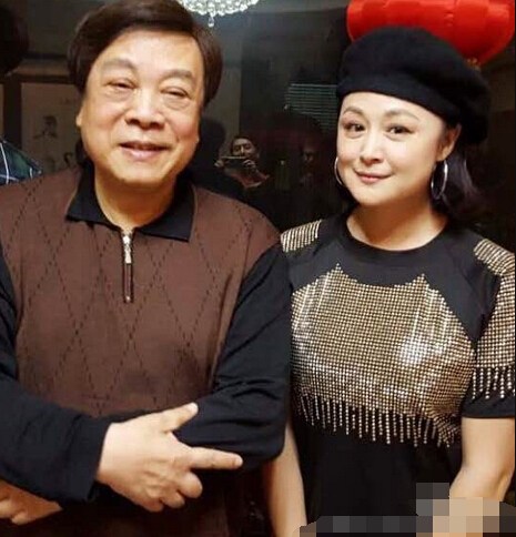赵本山小姨子和赵忠祥合影求签名变粉丝