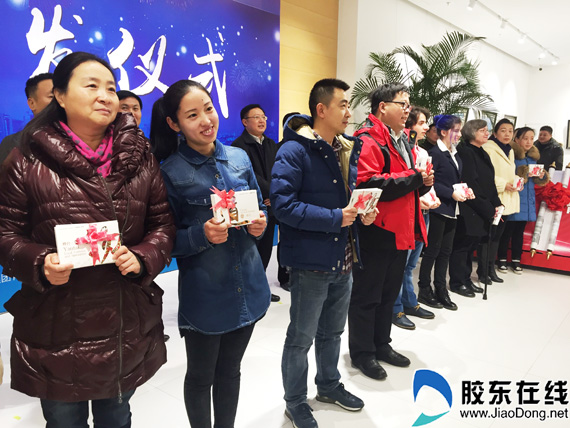市民收到赠送的明信片
