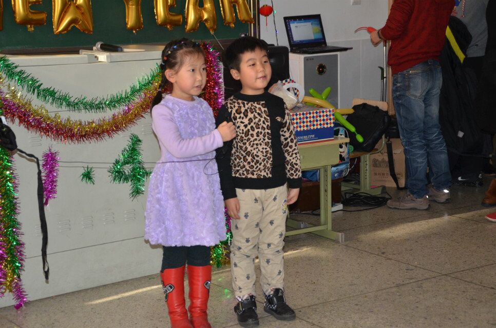 通伸小学举办2016元旦联欢会活动_烟台教育_