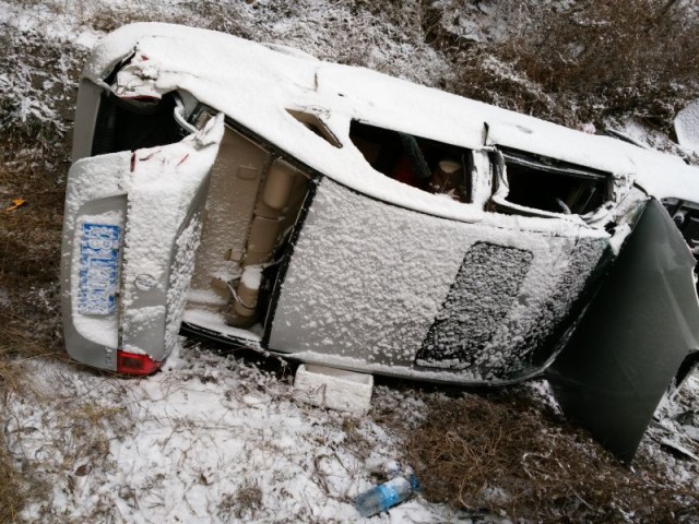 烟台降雪导致多起车祸 提醒:雪天路滑谨慎驾驶