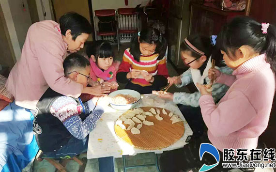 编者按:烟台有33万个空巢老年人家庭,每到春节合家团聚的日子,这些老人迫切需要有人来关怀和慰藉。他们期望能得到儿女的关心和祝福。此前,胶东在线网站已连续七年策划推出港城好儿女邻里守望等系列陪空巢老人过年活动,先后有近千位爱心市民与500多位老人结成亲情对子,陪伴他们一起过大年。