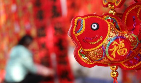 组图:湖北女大学生春节卖春联年画体验生活_烟