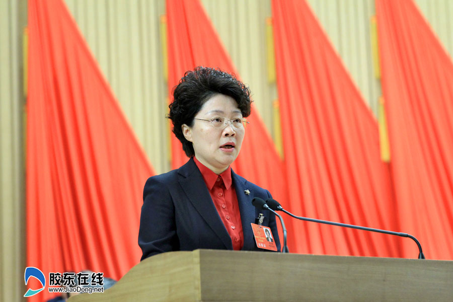 高清图:烟台市长张永霞作政府工作报告 时政要