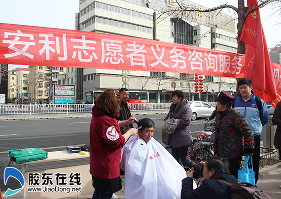 學雷鋒志愿者為群眾提供服務