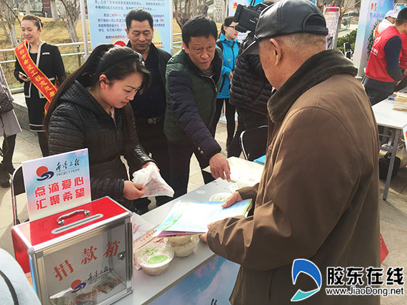 市民争相选购义卖品