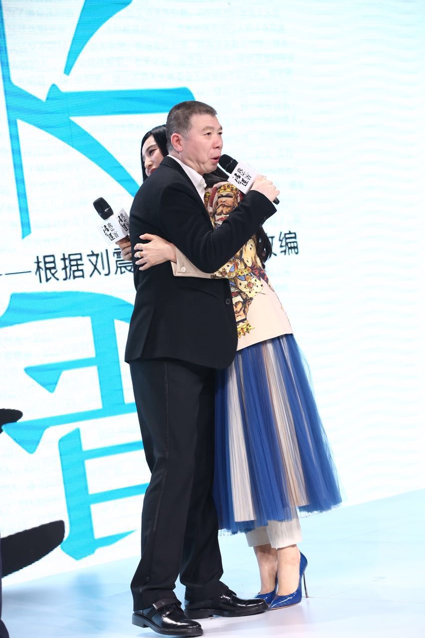  范冰冰 送 拥抱 冯小刚 :胸很大啊(组图) 娱乐新闻