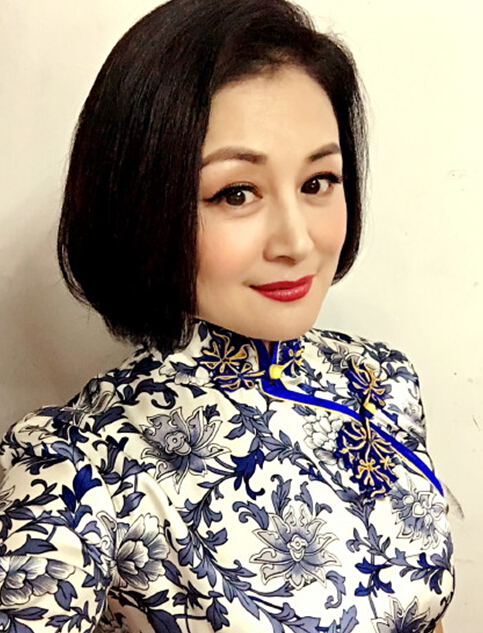 “谢大脚”于月仙穿青花瓷旗袍 身材凹凸有致