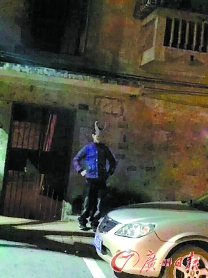 小伙戴纸皮面具晚上出门吓人 30分钟就被抓(图