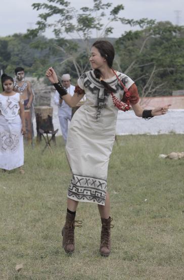 画面太美!林志玲扭胯踢球 秀性感电臀(组图) 娱乐新闻 烟台新闻网 胶东在线 国家批准的重点新闻网站