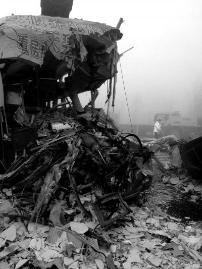  沈海高速 三车相撞 看房客车车头粉碎 山东新闻