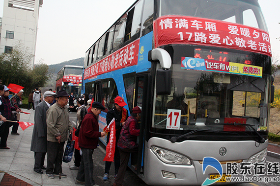 17路大巴载老人参观植物园 情满车厢爱暖夕阳