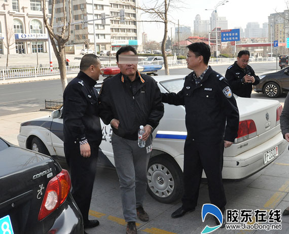 韩国一逃犯在华流窜被芝罘民警遣送出境图