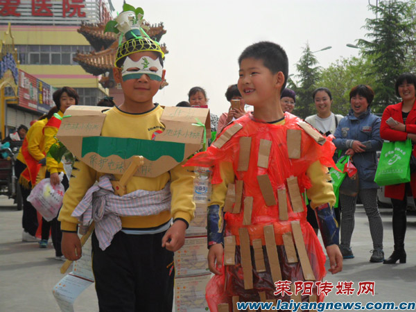 为进一步提高幼儿的动手、创造想象能力,能让家长和孩子都能感受到亲子合作共同创作的乐趣,增进亲子感情,大班举行了“低碳生活,保卫家园”亲子环保时装秀活动。亲子制作活动得到了家长们的热情支持,各种报纸、旧布料、垃圾袋、旧光碟等废旧材料,经过家长、孩子们巧妙的创作和利用,变成了各式各样的环保包、环保帽子、环保时装。作品创意新颖、手工精致,将教育、娱乐、装饰等作用融为一体,富有创造性,充分体现了家长和幼儿的智慧,在体验浓浓亲情的同时,也培养了孩子们废旧物品再利用的环保意识。