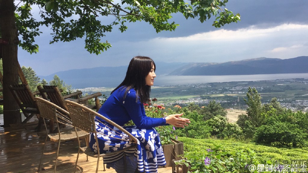 杨钰莹变茶山俏阿妹 肤白貌美粉嫩似少女