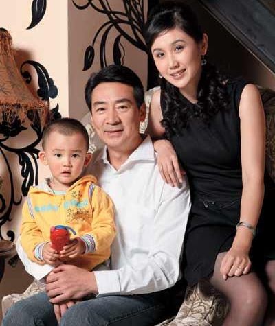 王刚父子年龄差60岁 盘点老来得子的明星(图)