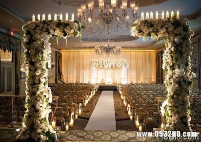 新人应该如何营造温馨浪漫的室内婚礼布置__