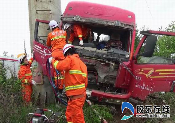 大货车撞上广告杆驾驶员被困 招远消防成功救