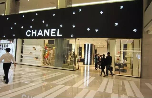 香奈儿鞋穿两次Logo掉了 专柜:不走路就不会掉