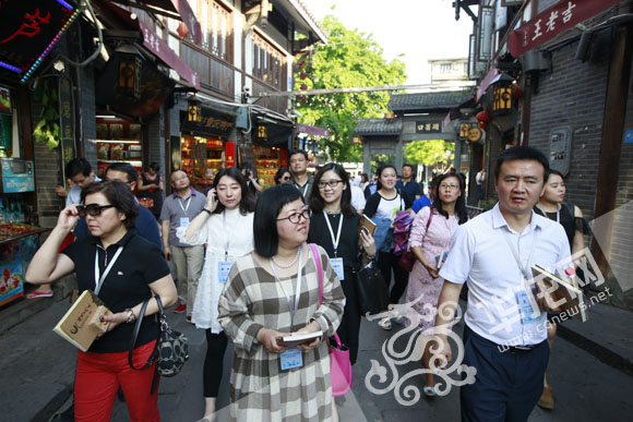 网媒大佬重庆同乘友谊的小船 秀干货谈责任