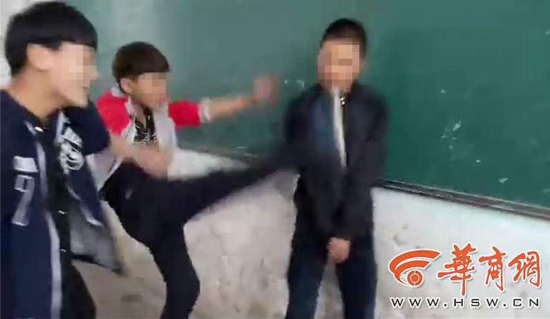 陕西3名男生轮番殴打同学录视频取乐