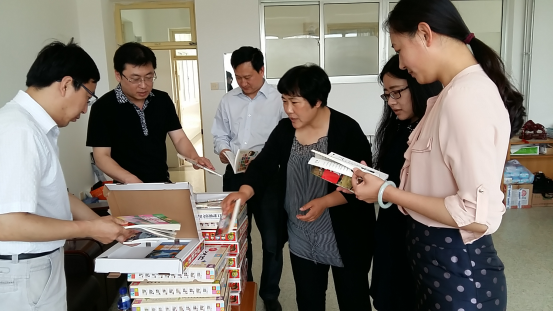 市教育局机关工委六一到前七夼小学走访慰问