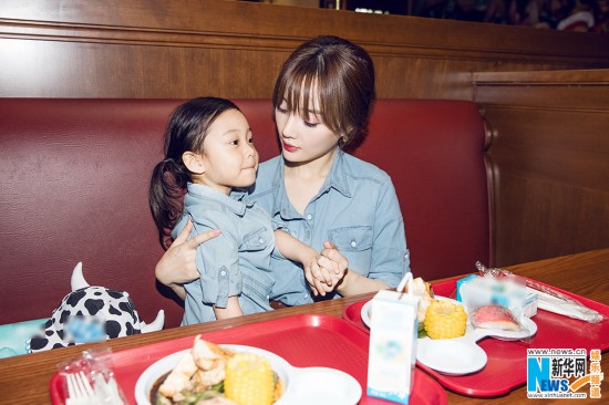 李小璐甜馨现身上海迪士尼 (组图)_烟台教育_胶