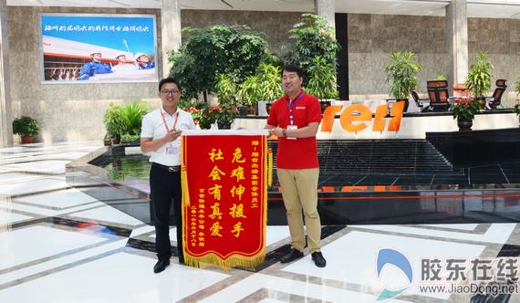 快递车半路突发火灾 杰瑞员工急施援手(图) 科