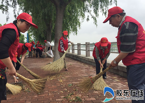 牟平区30余名志愿者开展环境卫生清理志愿服