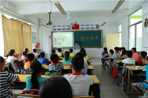 塔山小学开展法制与安全教育专题讲座
