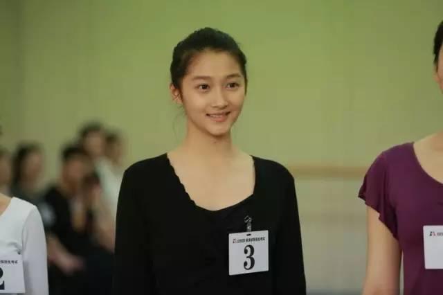 关晓彤艺考三试照曝光 素颜跳舞清秀亮眼