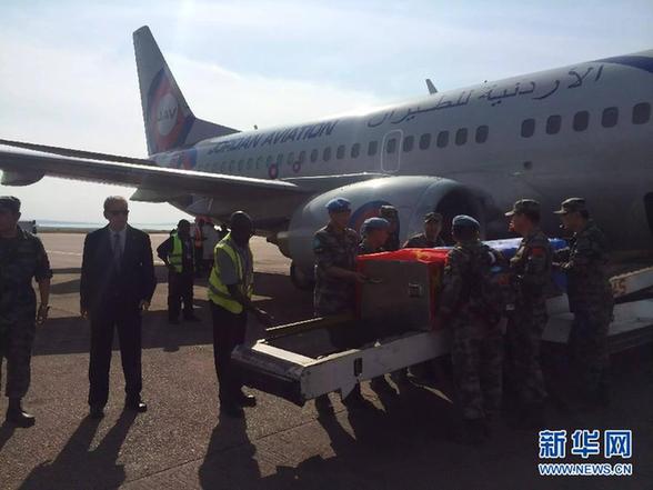 中国两名南苏丹维和牺牲战士灵柩运抵乌干达