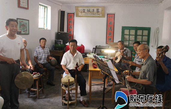 程郭镇:京剧联社享乐趣(图)