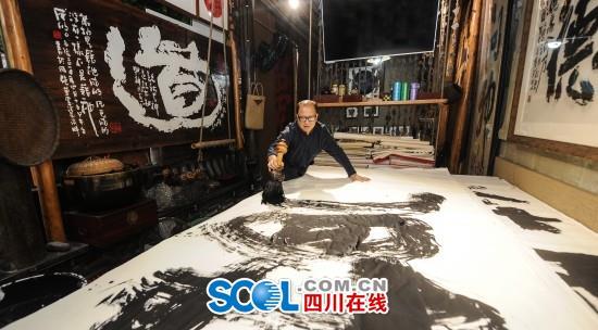 书法家练出“洪荒之力”:36斤棉纱当毛笔 书法家练出“洪荒之力”:36斤棉纱当毛笔