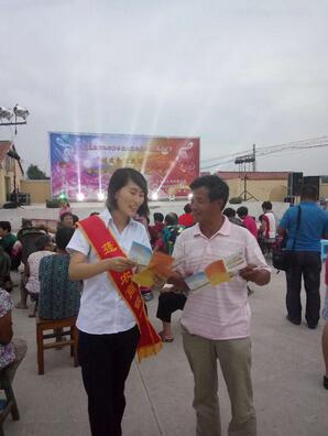 蓬莱农商银行文化惠民送演出金融普及进乡村 