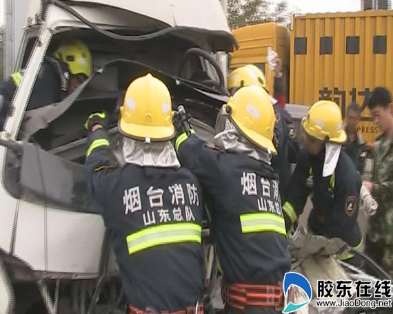 货车追尾环卫车司机被困驾驶室 民警紧急出击