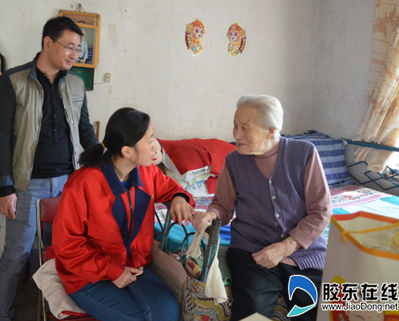 重阳佳节 婴儿乐探望孤寡老人结对子送温暖(图)
