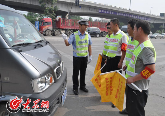 济南驾照满12分要去路口拿小旗站岗 有3000人