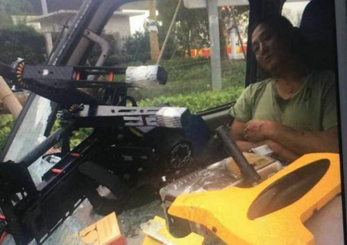 宁波一黑飞无人机坠落砸货车2人受伤_烟台汽