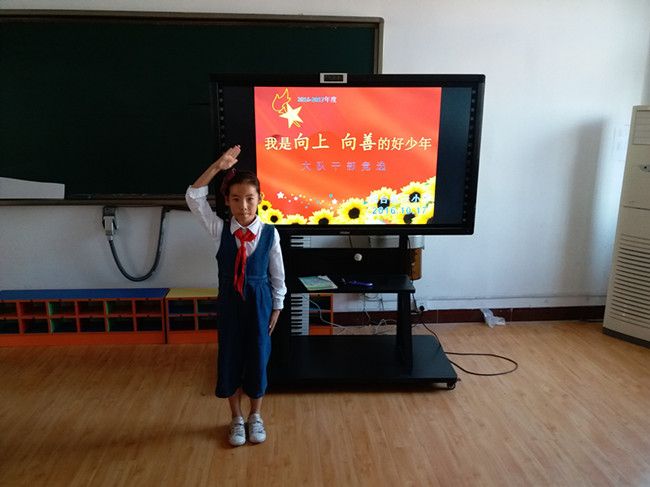 航天小学组织 小手拉大手共创文明城 活动